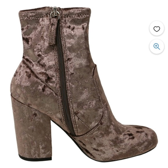 Steve Madden NWOB Velvet Booties in mushroom color size 6.5 - Picture 2 of 10